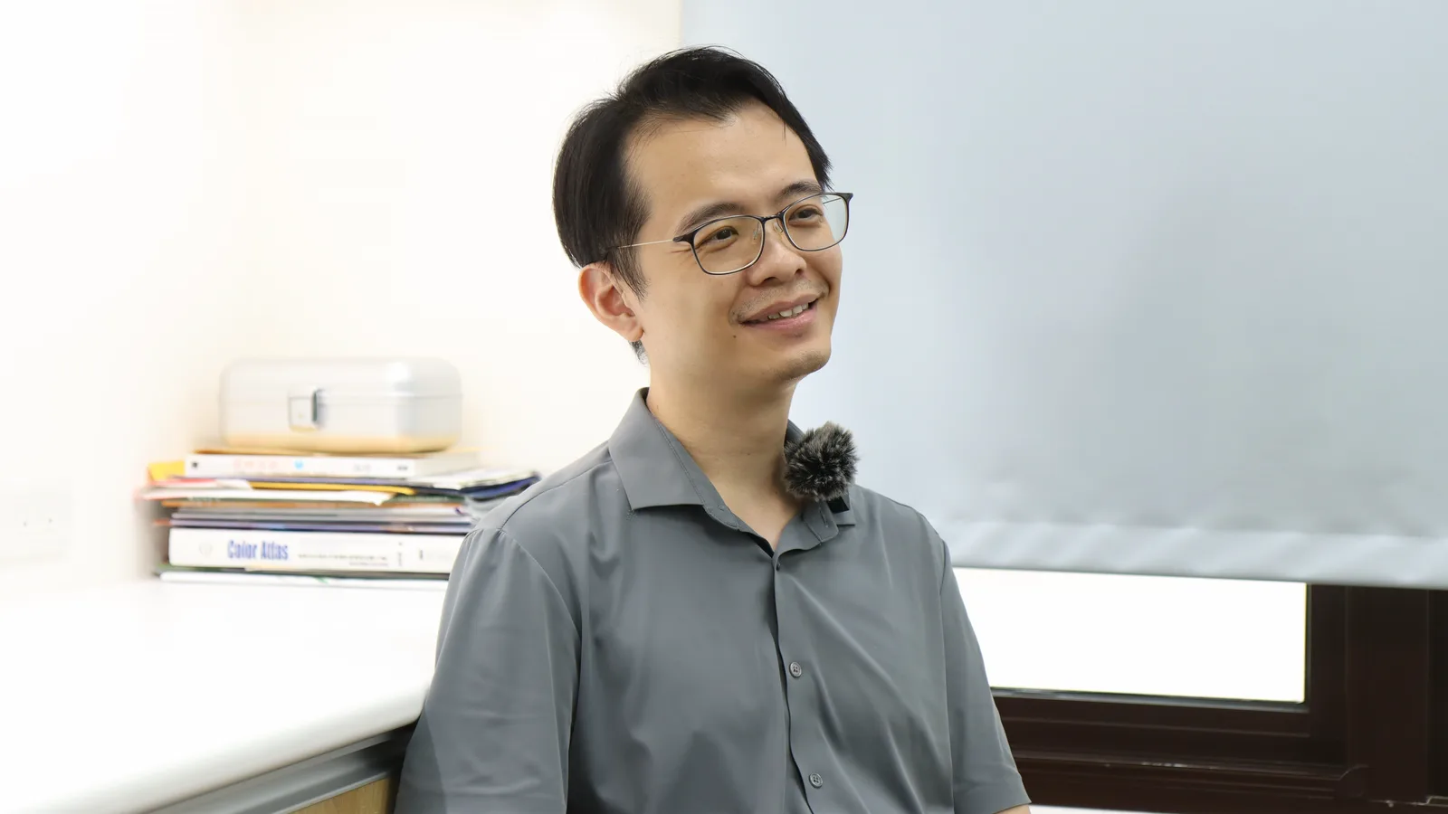 誠星牙醫王紹任院長在診所內微笑的側拍